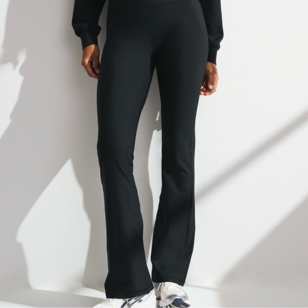 Everyday High-Waist Flared Leggings - Black